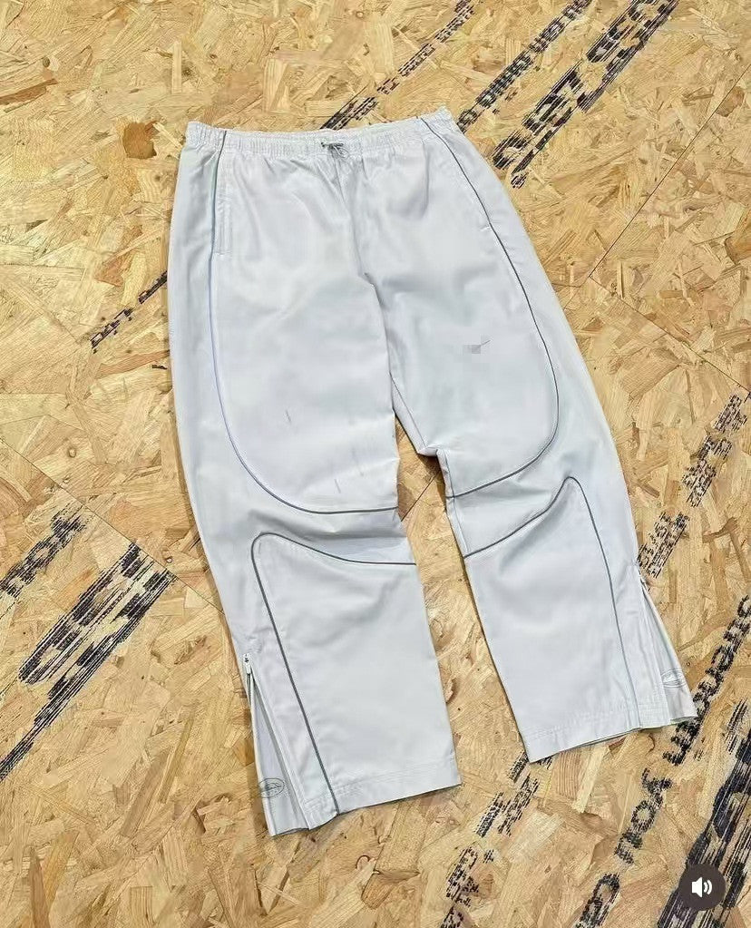 Mens Jacket Reflective Strips: Enhanced visibility with integrated reflective elements for safety in low-light conditions