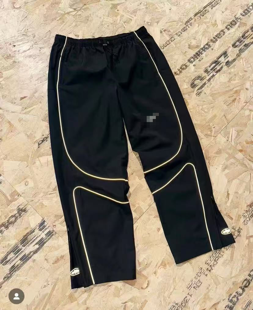 Mens Jacket Reflective Strips: Enhanced visibility with integrated reflective elements for safety in low-light conditions